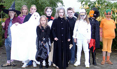 400px-Kinder_feiern_Halloween_-_2004.jpg